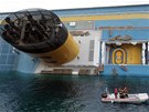 Záchranái plují podél ztroskotané Concordie (15. ledna 2012)