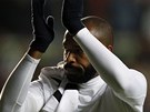 PODKOVÁNÍ I KONFLIKT. Thierry Henry dkuje po poráce se Swansea fanoukm