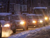 Rann situace ve Svinov. Zatmco ve smru z centra projd jedno auto, z