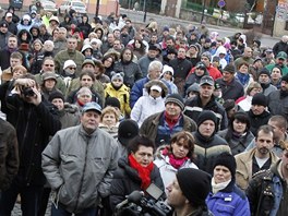 astnci nedln demonstrace ve Varnsdorfu svolan na protest proti tomu, e