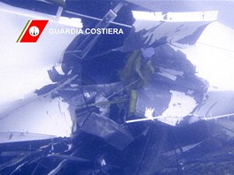 Proraená ást trupu lodi Costa Concordia, snímek zveejnný pobení stráí.