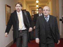 Ministi Pavel Dobe (vlevo) a Kamil Jankovsk pichzej na jednn vldy....