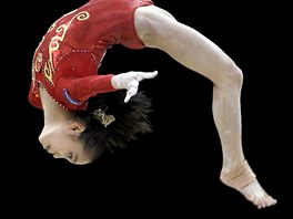 íanka Yao Jinnan pedvádí své schopnosti na kladin bhem svtové gymnastické...
