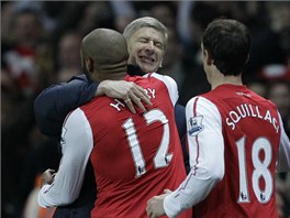 TRENÉRE, DAL JSEM GÓL. Thierry Henry z Arsenalu se po vsteleném gólu objímá s...
