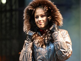 Renata Langmannová v prošívaném kabátě z lesklé látky a kožešinovou kapucí z
