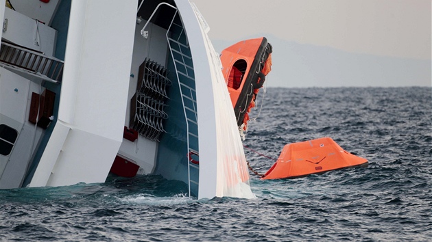 Ztroskotaná lo Costa Concordia u pobeí italského ostrova Giglio (16. ledna...