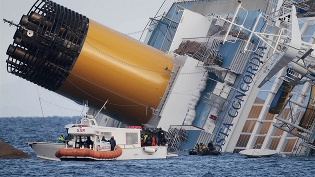 Ztroskotaná lo Costa Concordia u pobeí italského ostrova Giglio (16. ledna...