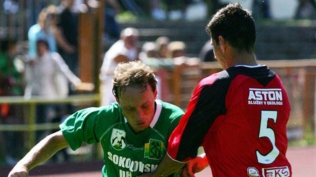 Tomá� Pila� ze Sokolova (vlevo) se sna�í dostat p�es obránce Sezimova Ústí Jana