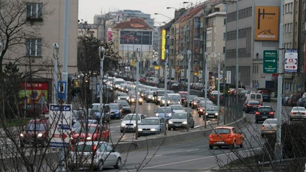 Kolona na konci ulice 5. kv�tna p�ed Nuselským mostem (16. b�ezna 2009)