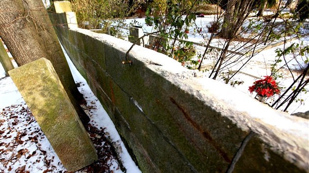 Pískovcové kvádry ze hbitovní zdi v Boskovicích odnesl zatím neznámý zlodj.