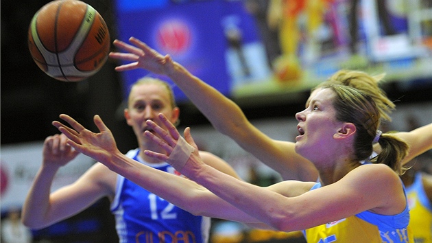 KE MN! Eva Víteková, basketbalistka USK (vpravo), se natahuje po míi v