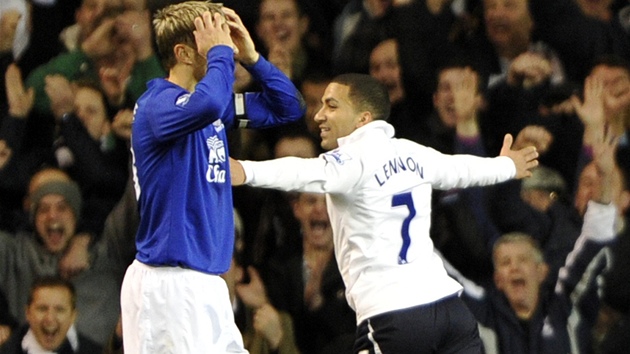 JEDEN SLAVÍ, DRUHÝ SMUTNÍ. Aaron Lennon z Tottenhamu se raduje z branky proti