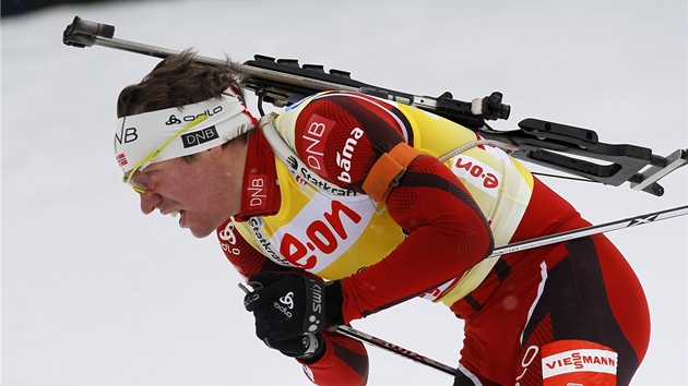 NA KREV. Norský biatlonista Emil Hegle Svendsen se rve s desetikilometrovou