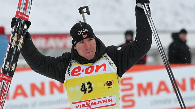 JSEM VTZ! Norsk biatlonista Emil Hegle Svendsen mv divkm po vtzstv ve sprintu v Novm Mst na Miorav.