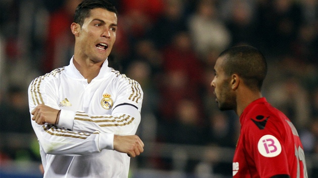 NEDAÍ SE. Portugalský útoník Cristiano Ronaldo (vlevo) se vzteká v ligovém