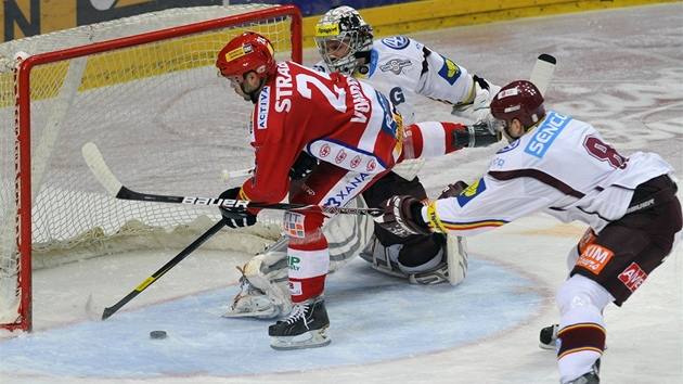 NESKÓROVAL. Slávistický útočník Michal Vondrka (v červeném) nepřekonal sparťanského brankáře Tomáše Pöpperleho ani ze zdánlivě jednoznačné pozice.