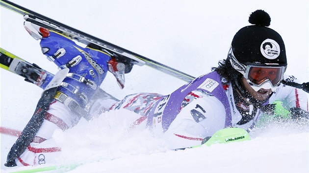 NA SNHU. Rakousk lya Rainer Schnfelder ve Wengenu upadl a tamn slalom nedokonil.