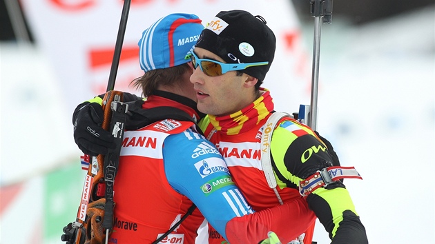 GRATULACE. Francouz Martin Fourcade, který skonil na druhé píce (vpravo),