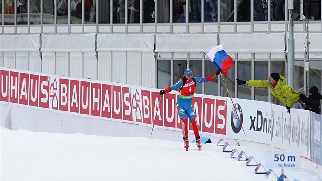 CHYTEJ! Vítz biatlonové stíhaky Anton ipulin si na dojezd bere ruskou vlajku.