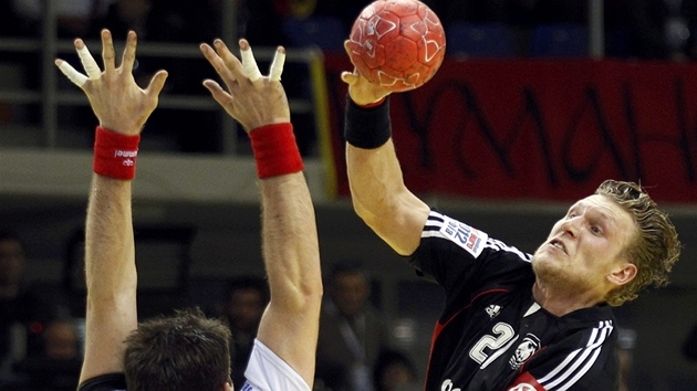 NMECKÁ HVZDA. Lars Kaufmann (vpravo) se natahuje pes bránícího Daniela