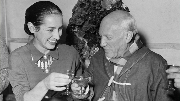 Pablo Picasso s jednou ze svých žen Francoise Gilotovou na oslavě svým...