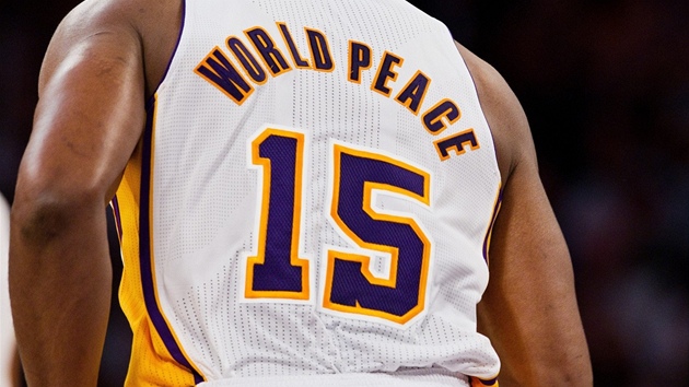 Kdy si Ron Artest zmnil jméno na Metta (kestní jméno) World Peace