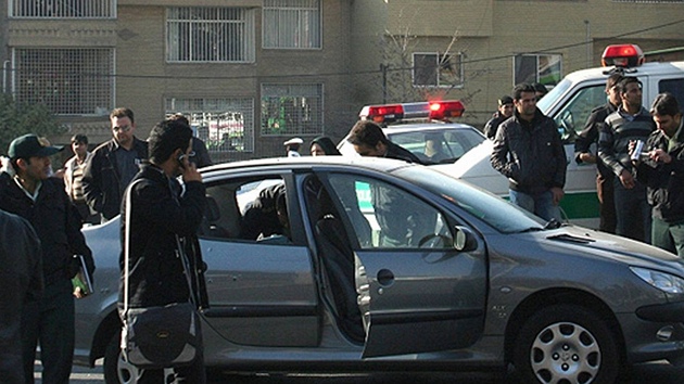 Írántí policisté stojí u vozu, které údajn patilo Madídu ahríaríovi (29.
