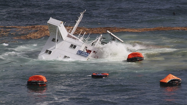 Potápjící se ást lodi Rena (10. ledna 2012) 