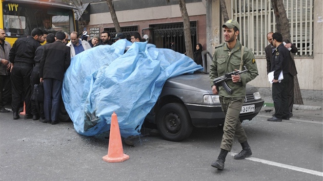 Explozí zniené auto, v nm zahynul íránský vdec Mustafa Ahmádí Roan. (11.