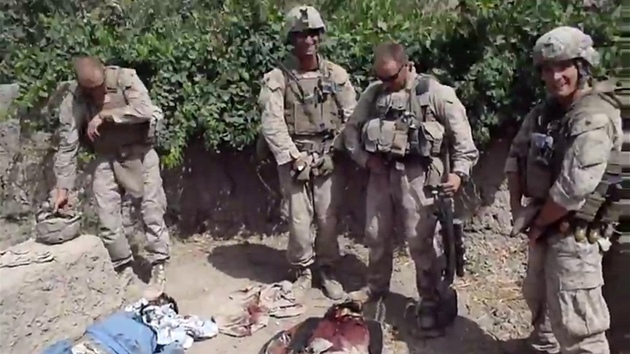 Zbr z videa, na kterm maj amerit vojci moit na mrtv talibance. (11. ledna 2012)