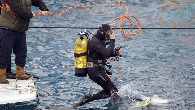 Záchranái u ztroskotané lodi Concordia (16. ledna 2012)