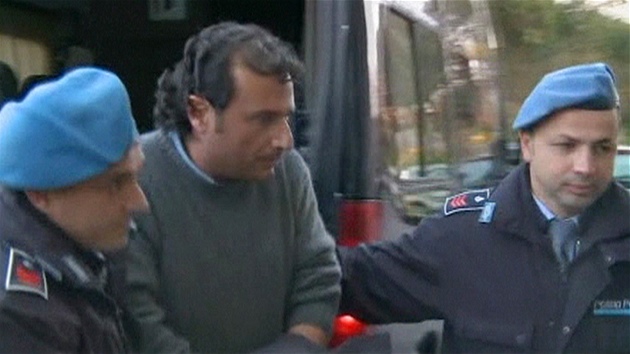 Policie vede kapitána Francesca Schettina do vězení ve městě Grosseto poté, co