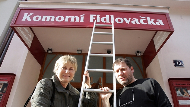 Herci Elika Balzerov s Tom Tpfer ped Komorn Fidlovakou