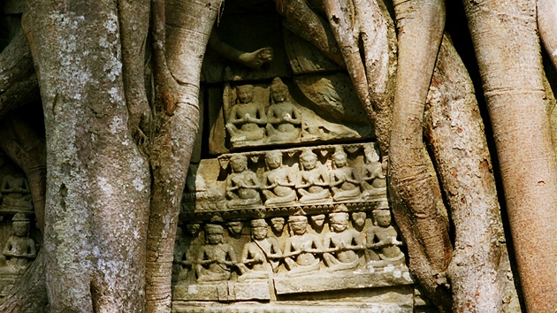 Trosky chrámového komplexu Angkor Vat v Kambodži 