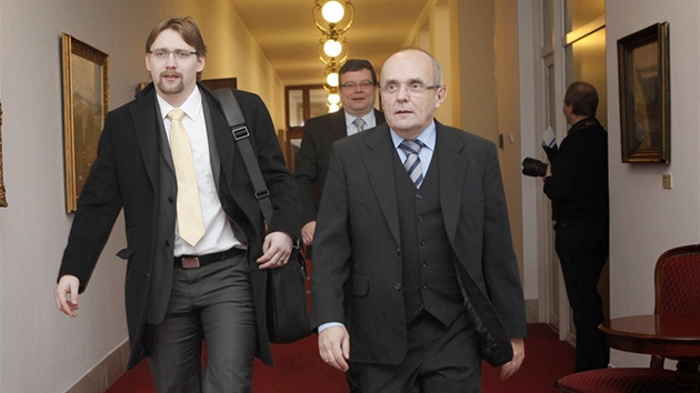 Ministi Pavel Dobe (vlevo) a Kamil Jankovský picházejí na jednání vlády....
