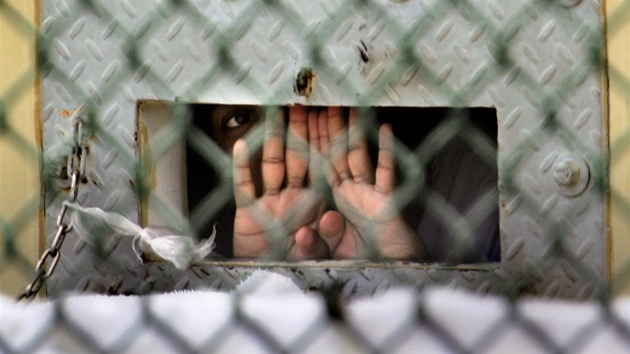Jeden z trestanců se dívá průzorem ze své cely ve věznici Guantánamo. (6. prosince 2006)