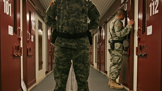 Jeden z trestanc se dívá przorem ze své cely ve vznici Guantánamo.