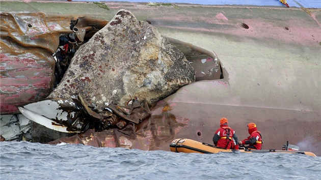 Italtí záchranái plují kolem trhliny v trupu lodi Costa Concordia. Plavidlo