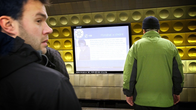 Velkoplošná obrazovka ve stanici metra Můstek v Praze (ilustrační snímek)