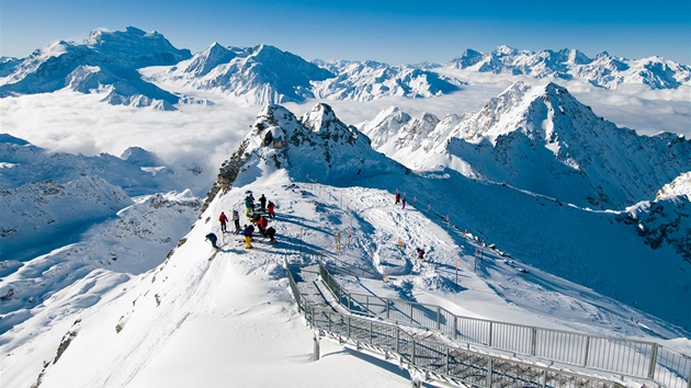 NA VRCHOLU. Z Verbier vs lanovka vyveze a na 3 300 metr vysokou horu Mont Fort, ze kter za dobrho poas vidte a na Mont Blanc i Matterhorn.