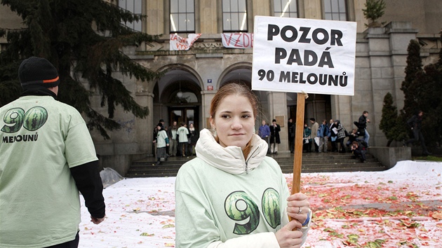 Protest student a pedagog Univerzity Karlovy proti chystan vysokokolsk reform. (19. ledna 2012)