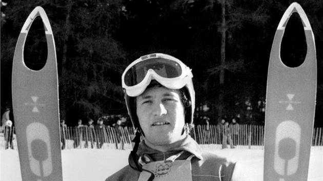 Rakušan Franz Klammer předvedl na olympiádě v Innsbrucku nový typ sjezdařských lyží a hned s nimi vyhrál. (4. února 1976)