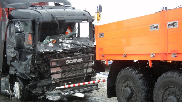 Odta�ení havarovaného polského kamionu v Mostech u Jablunkova na