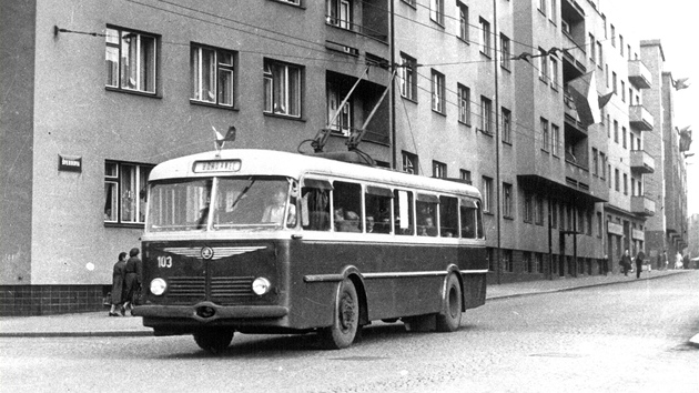 První z trolejbus, koda 7Tr, v padesátých letech na cest vermovou (dnes...
