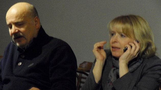 Hana Marvanová a Jan tern na tiskové konferenci obanského sdruení Veejnost