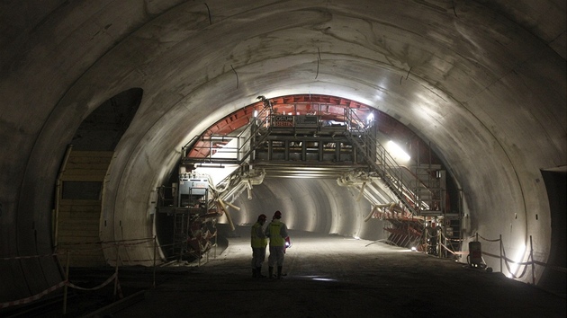 Tunel Blanka - v pozadí je vidt pojízdné bednní pro betoná sekundární...