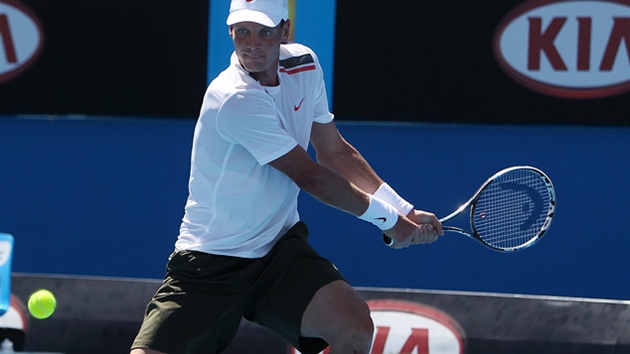 DO KOLEN. Tomá Berdych zvládl vstup do Australian Open bez zaváhání.