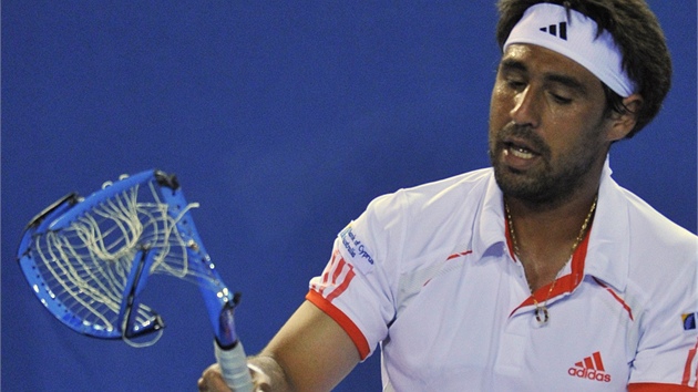 FRUSTRACE. Marcos Baghdatis zniil v zápase druhého kola Australian Open v