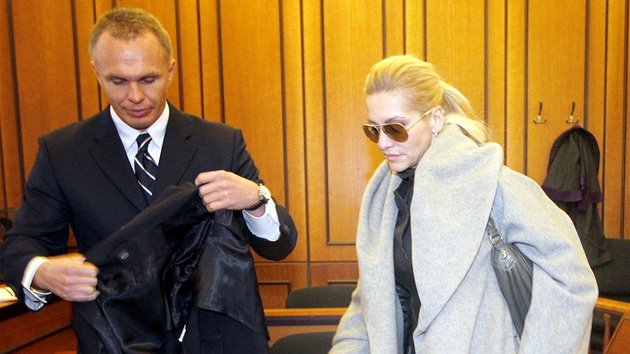 Dara Rolins u soudu se svým právním zástupcem Robertem Vladykou