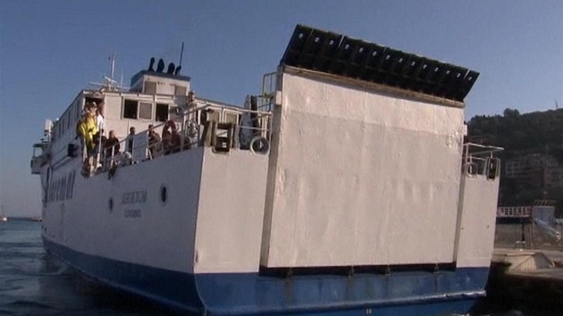 Záchranná lo piváí peiví pasaéry ztroskotané lodi Costa Concordia na